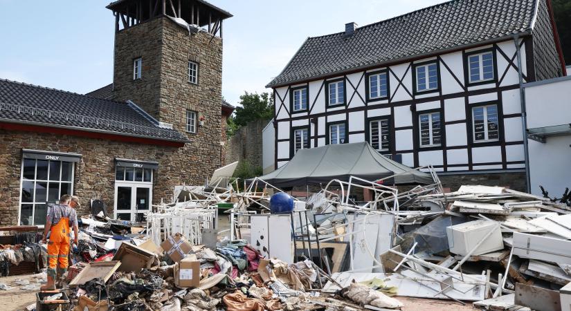 Hegyekben áll a szemét az áradások után Németországban és Belgiumban