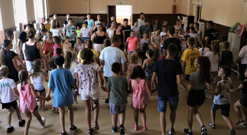 Száznál is több gyermek tanul román táncokat Méhkeréken