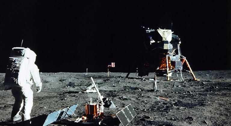 Még mindig a odafönn keringhet az első amerikai holdraszálló egység