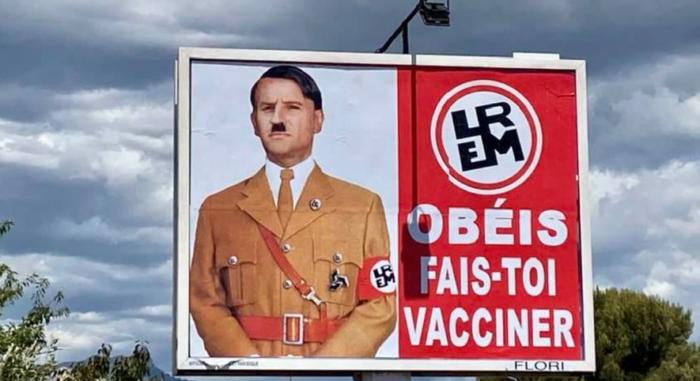 Megsértődött a francia elnök, mert egy plakáton Hitlerként ábrázolták