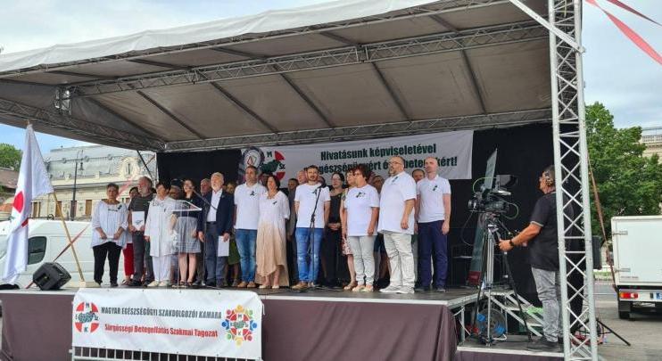 Több ezer ember részvételével tart nagygyűlést az Egészségügyi Szakdolgozói Kamara a Hősök terén
