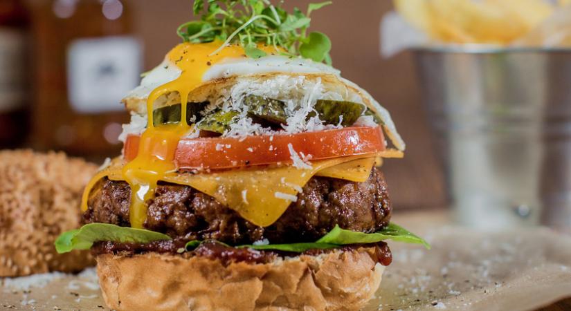 13 tipp, amitől mennyei lesz a házi hamburger: a hús mellett a bucit is érdemes otthon készíteni
