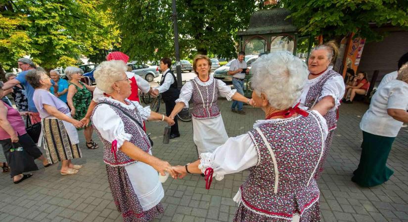 A találkozón 180 nyugdíjas énekelt - A hevesi kórus bejutott az országos döntőbe!