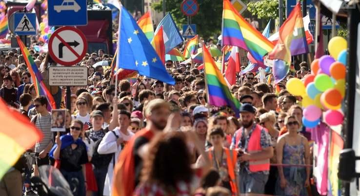 Látványosan megalázkodott az LMBTQ-lobbi előtt a krakkói polgármester