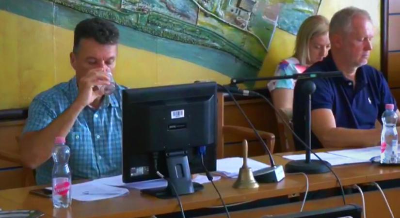 Ivott egy pohár vizet és megszavaztatott magának 5,7 millió forintos jutalmat Dióssi Csaba, Dunakeszi polgármestere