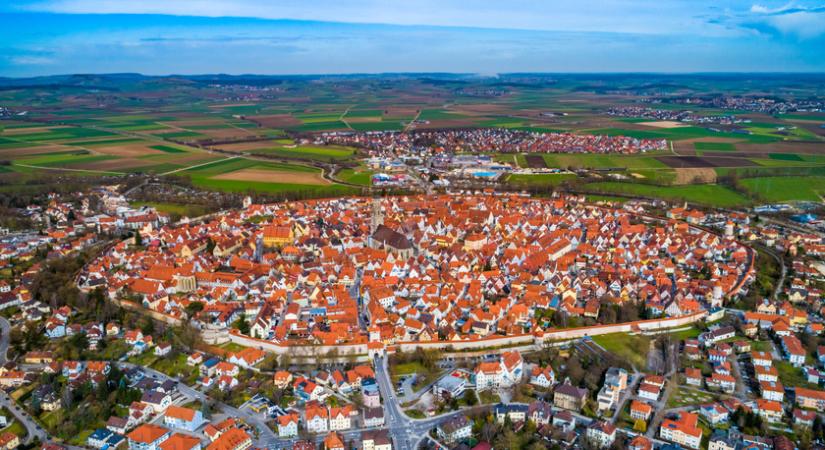 15 millió éves, óriási meteoritkráterben fekszik a bájos kisváros: a középkori Nördlingen apró gyémántokkal van tele