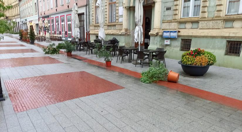 Virágcserepeket és székeket is felborít a vihar Nagykanizsán