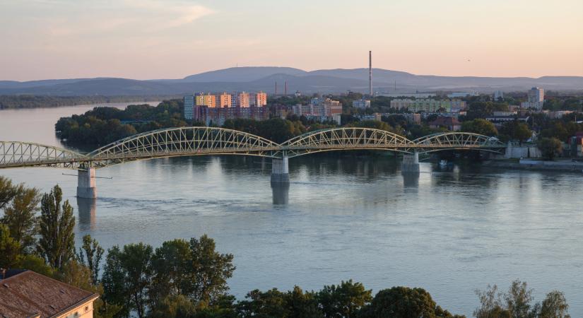 Demonstrálók zárják le a szlovák-magyar határt Esztergomnál