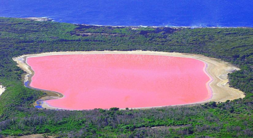 Rózsaszínűre változott két tó színe a környezetszennyezés hatására