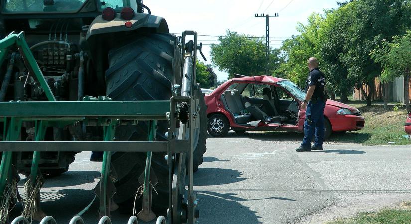 Traktorral karambolozott egy autó Makón - Fotók