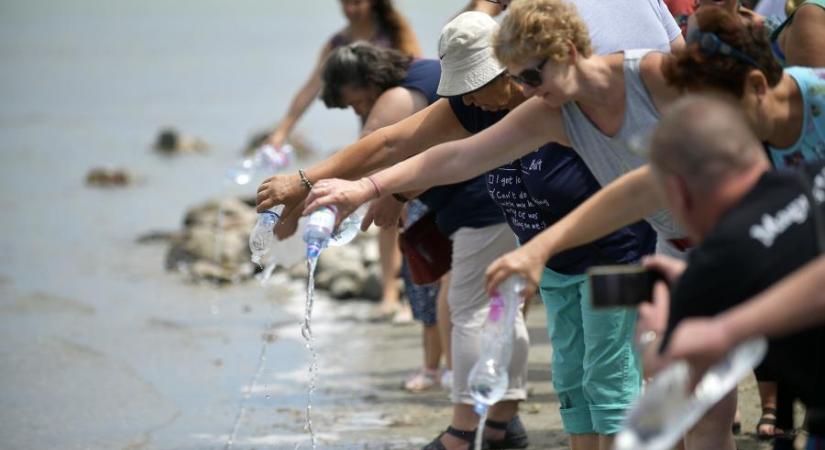 Civilek megkezdték a Velencei-tó vízpótlását: ásványvizes palackokból öntötték a vizet a tóba (Képek)