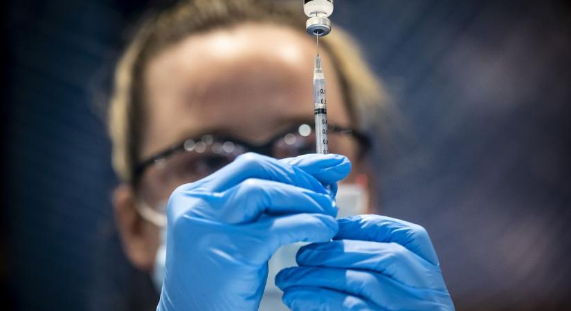 Az egészségügyi dolgozóknak most már kötelező a védőoltás Magyarországon