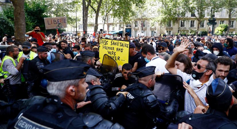 Rendőröket vernek, gyújtogatnak a védettségi kártya ellen tüntetők Párizsban - videó