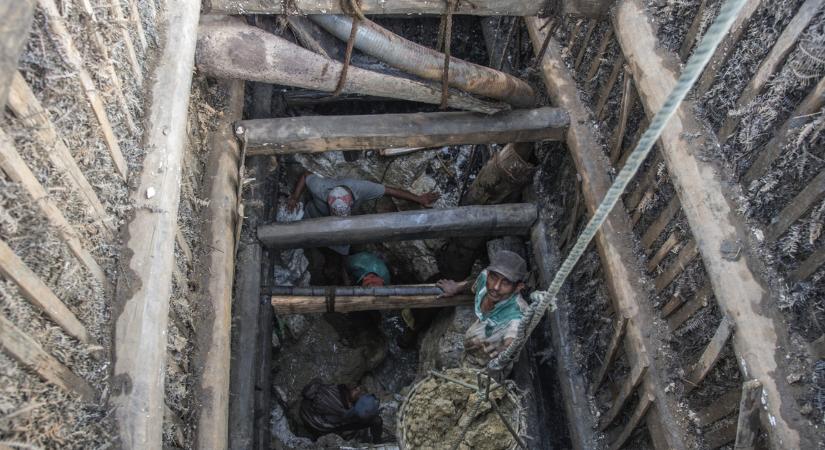 Nyolcvankilós kék zafírt találtak egy drágakőbányában