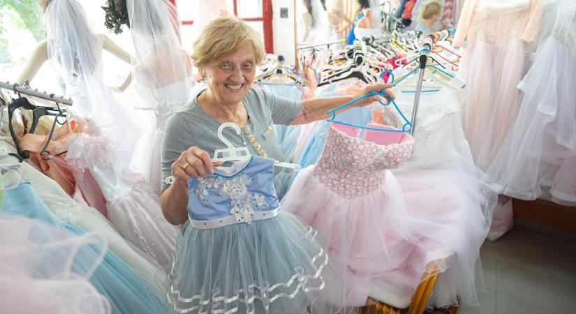 Nyugdíjasként sem tud lemondani munkájáról a tarjáni esküvői ruhatervező
