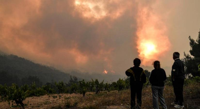 Tűz ütött ki Patrasz város közelében, extrém forróság uralkodik Görögországban