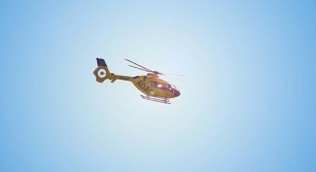 Mentőhelikoptert kellett riasztani a lakótelepre: kamaszfiúra és megmentőjére támadt egy megvadult kutya
