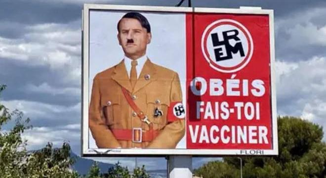 Macron bírósághoz fordult, amiért egy plakáton Hitlerként ábrázolták