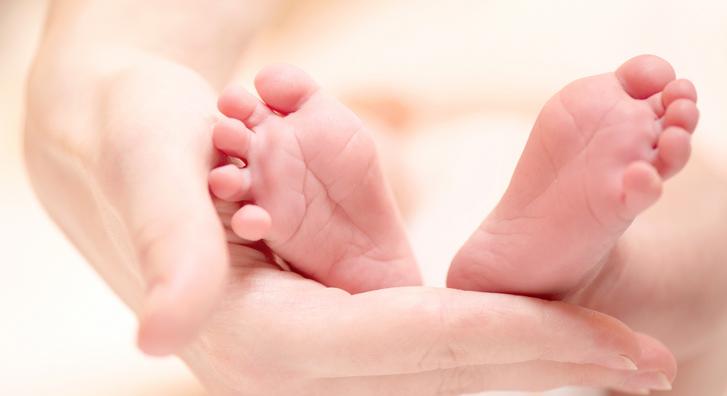 Embrióval a gyomrában született egy kislány