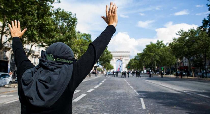 Újra tüntetnek az oltási igazolvány bevezetése ellen Párizsban