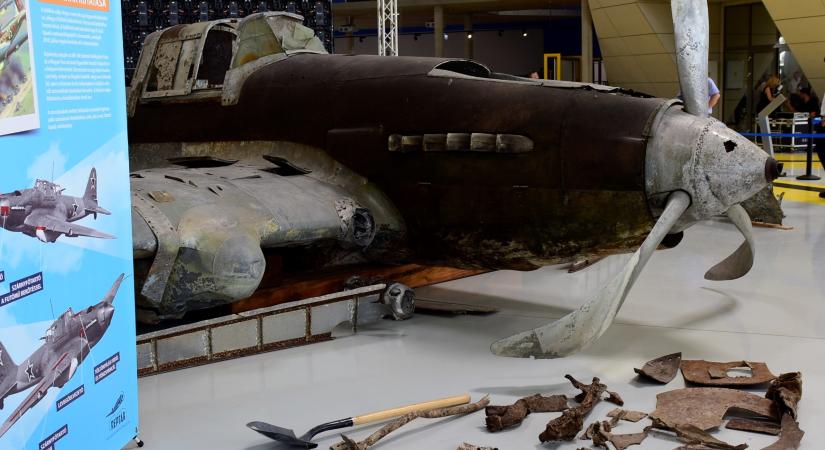 A balatoni hullámsírból kerültek elő a világháborús vadászrepülőgép maradványai