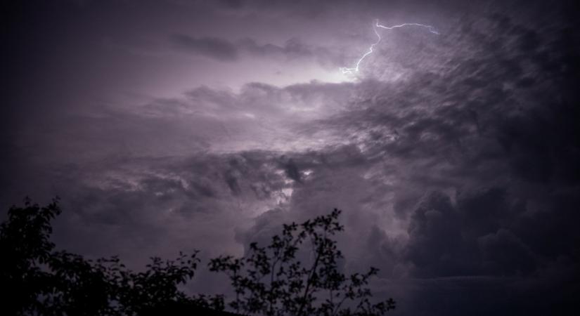 Tornádóveszély – vészjósló viharrendszer érte el délnyugat felől az országot