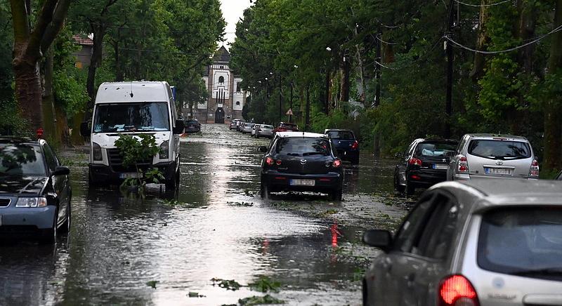 A fél országra kiadták a harmadfokú riasztást a várható vihar miatt