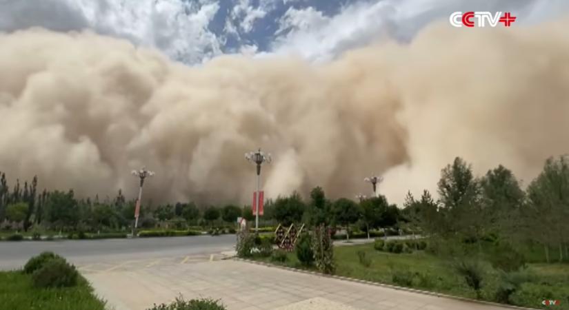 Videón, ahogy száz méter magas homokvihar temet be egy kínai várost