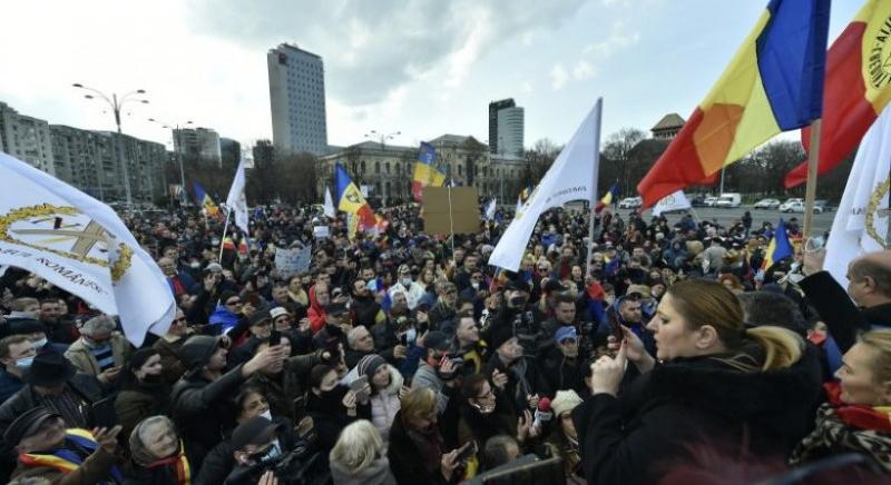 Romániában egyszerre 75 ezren koncertezhetnek, de tüntetésre csak 500-an mehetnek