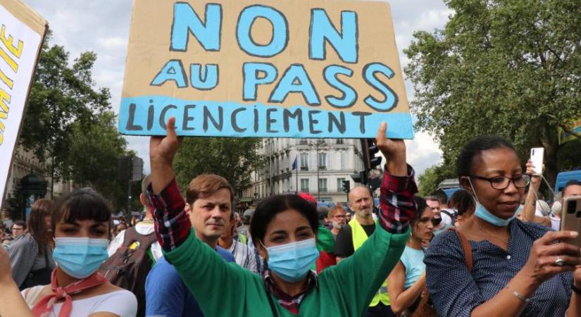 A „Corona-diktatúra” ellen tüntettek a franciák