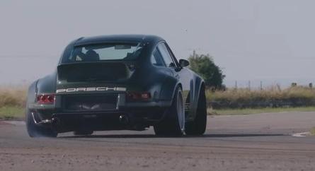 A Top Gearnek köszönhetően először láthatjuk mozgásban a Singer Porsche 911 DLS-ét