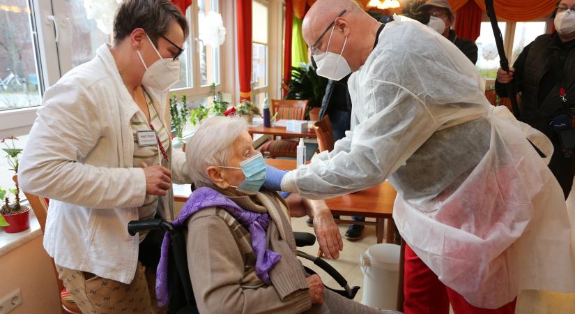 Engedélyezik a harmadik oltást Németországban az idősek védelmére