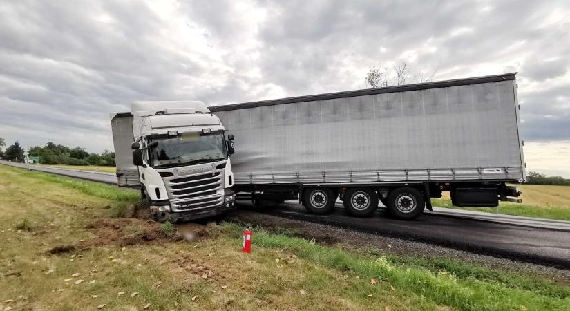 Scania kamion szenvedett balesetet Söpténél - teljes útlezárás