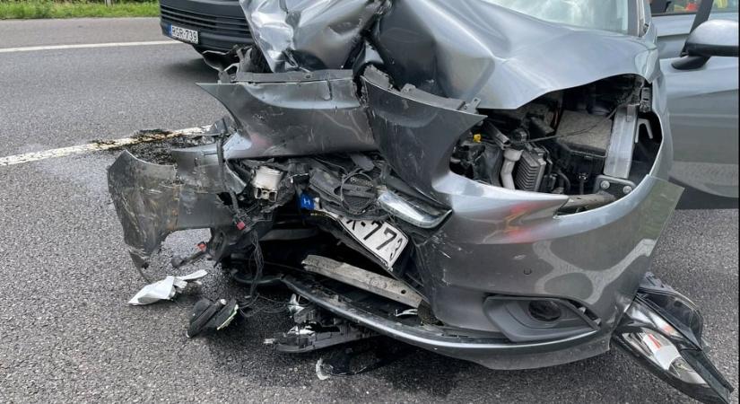 FOTÓK: Munkagépnek hajtott, majd egy másik járművel is összeütközött egy autós az M3-as autópályán