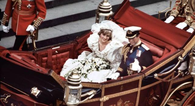Elárverezik Diana és Károly 40 éves esküvői tortáját