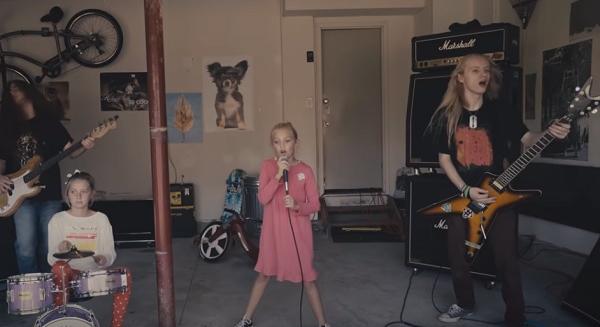Így tolja a 8 éves kislány egy gyerekekből álló bandávala Pantera 'Walk'-ját (videó)