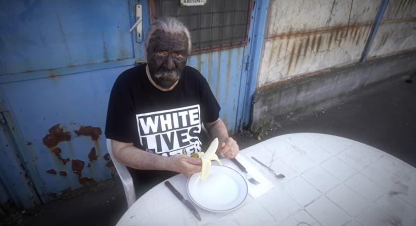 Feketére festett arccal, banánt hámoz Schuster Lóránt a P.Mobil új klipjében