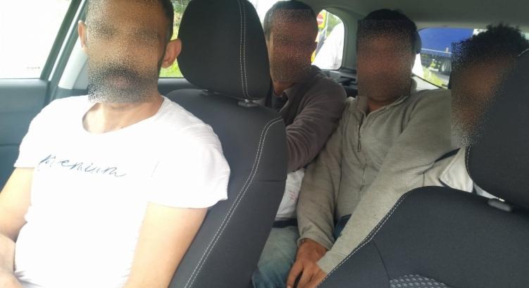 Embercsempészt fogtak el a rendőrök az M1-esen, Bábolna térségében