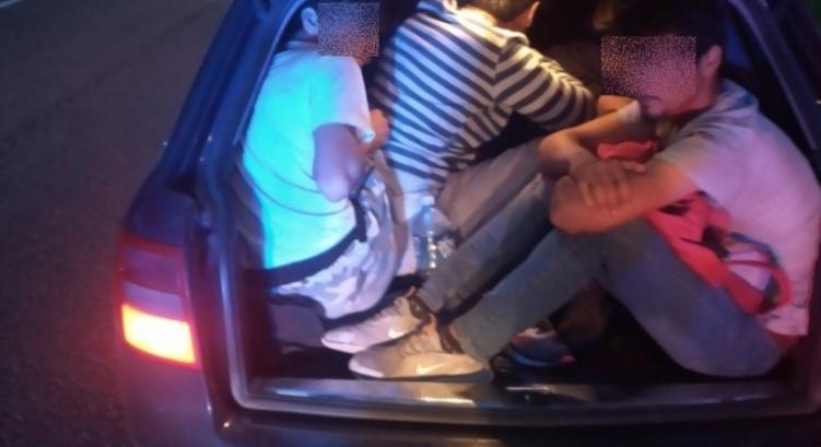 Tíz migránst zsúfolt be az autójába egy horvát embercsempész, a rendőrök elfogták