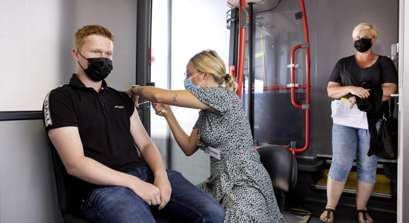 Oltóbuszokkal népszerűsítik a vakcinázást Hollandiában