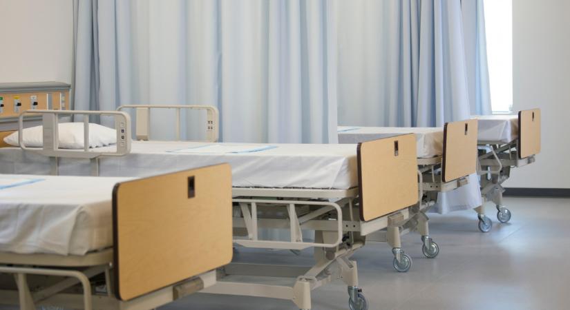 Ombudsman: jogsértő, hogy az oltatlanoknak zsebből kell fizetni a tesztet a kórházi ellátáshoz