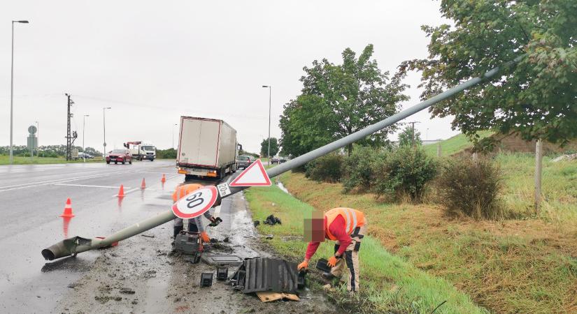 Lámpaoszlopot döntött ki egy kamion Szombathely határában