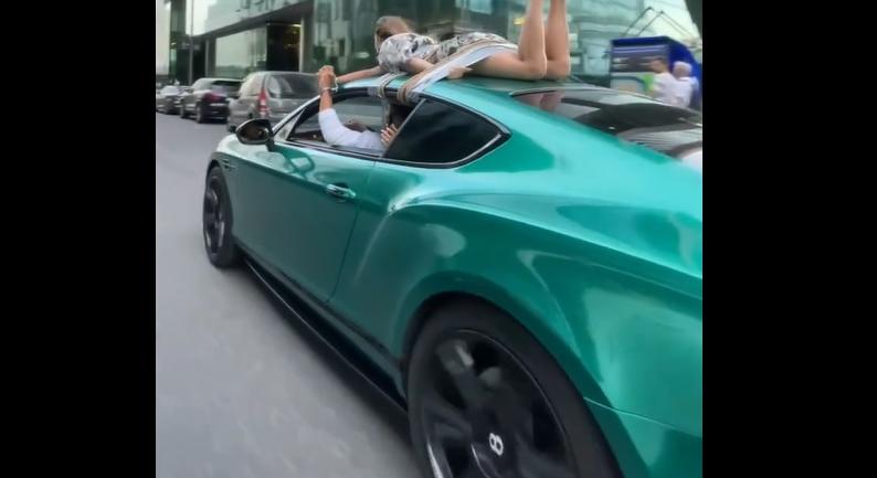 VIDEÓ: Felkötözte beragasztott szájú barátnőjét egy Bentley tetejére az influenszer, majd így hajtott végig Moszkva utcáin