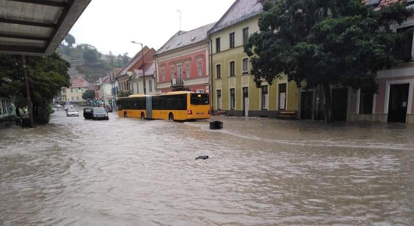Villámárvíz alakult ki Esztergomban a felhőszakadás miatt