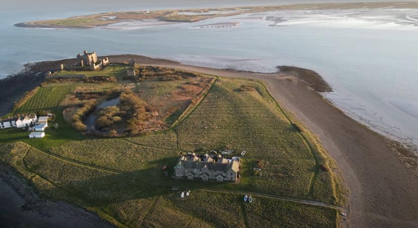 Egy korsó sör áráért lehet kempingezni egy apró angol szigeten, ahol összesen három ház, egy kocsma és egy várrom található