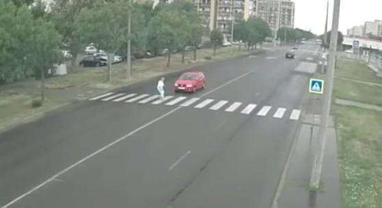 Brutális videó Szolnokról: zebrán gázolta el az autó a gyalogost