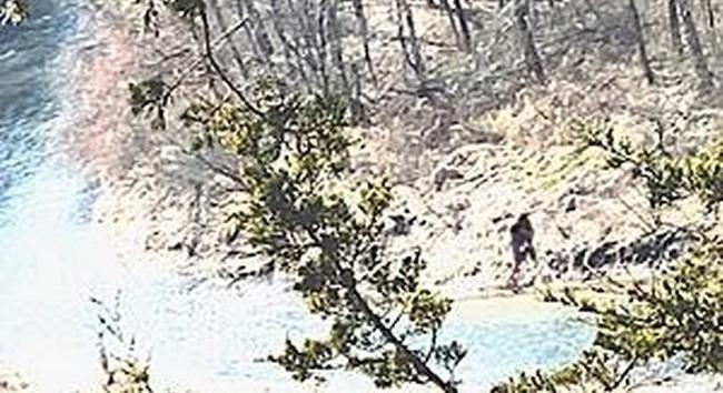 Ismét felbukkant: egy folyónál sétálgatott Nagyláb – leleplező felvétel