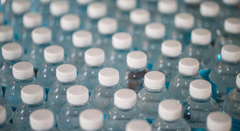 A palackozott víz 3500-szor nagyobb terhelést jelent a környezetre, mint a csapvíz