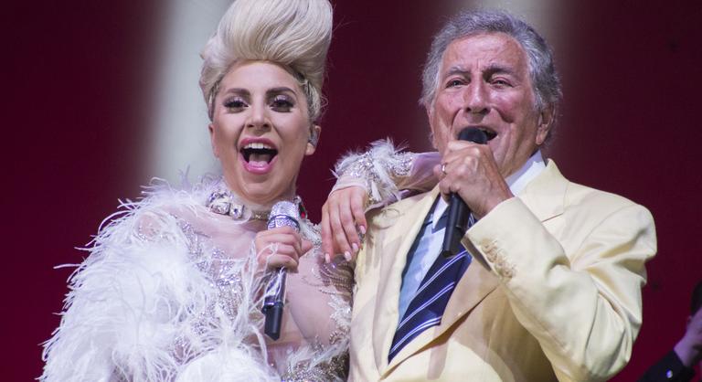 Lady Gaga személyes ikonjával duettezik