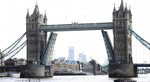 Technikai hiba miatt több órán keresztül nyitva állt a Tower-híd